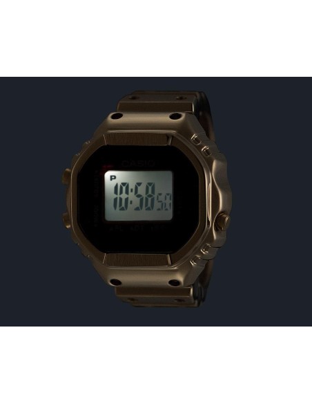 Reloj digital tipo anillo Casio en acero inoxidable dorado