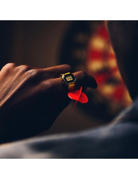 Reloj digital tipo anillo Casio en acero inoxidable dorado