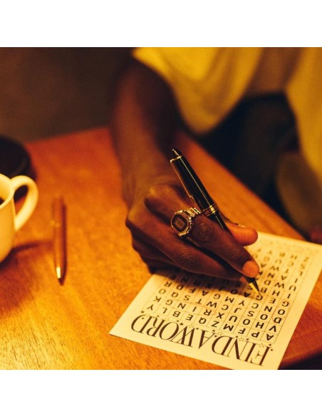 Reloj digital tipo anillo Casio en acero inoxidable dorado