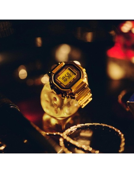 Reloj digital tipo anillo Casio en acero inoxidable dorado