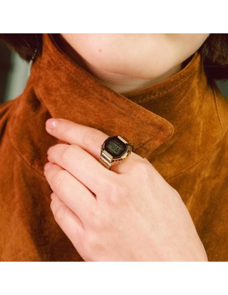 Reloj digital tipo anillo Casio en acero inoxidable dorado