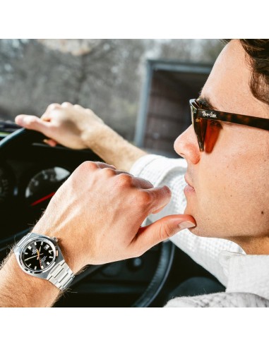 EFB-109D analogue watch with stainless steel strap – Sporty elegance