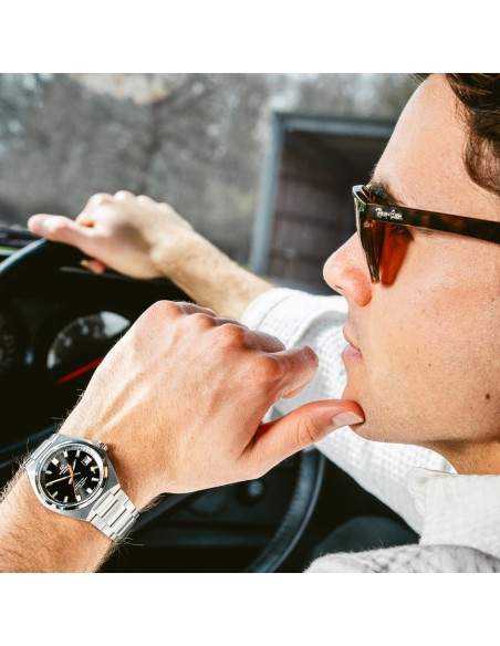 EFB-109D analogue watch with stainless steel strap – Sporty elegance