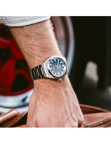 EFB-109D analogue watch with stainless steel strap – Sporty elegance