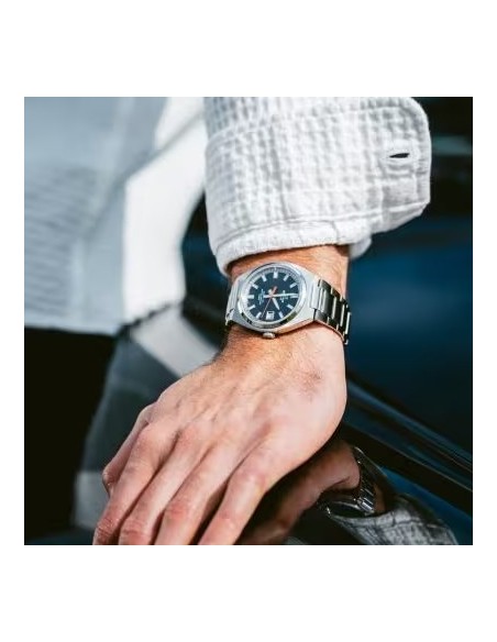 EFB-109D analogue watch with stainless steel strap – Sporty elegance