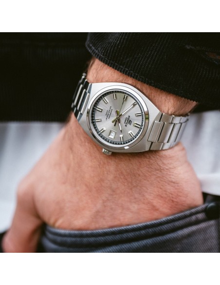 EFB-109D analogue watch with stainless steel strap – Sporty elegance.