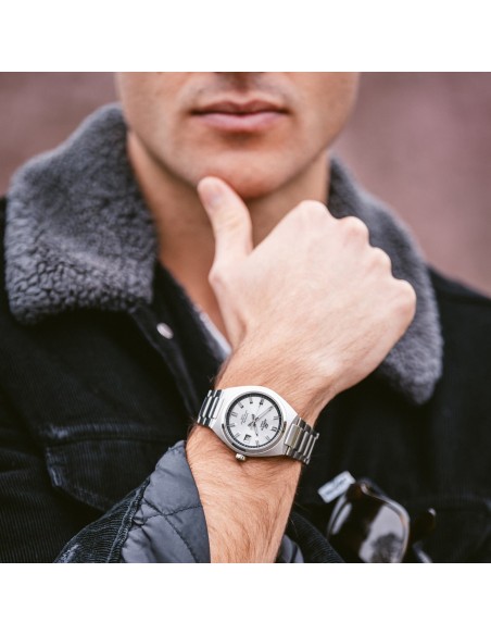 Reloj analógico EFB-109D con correa de acero inoxidable – Elegancia deportiva.