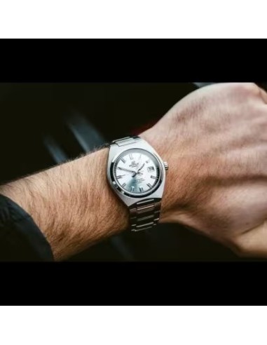 EFB-109D analogue watch with stainless steel strap – Sporty elegance.