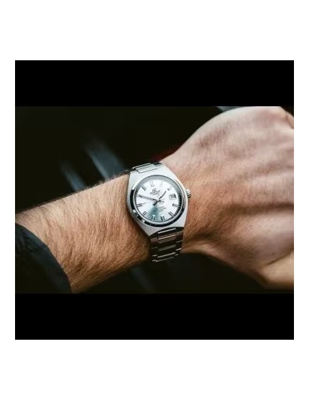 Reloj analógico EFB-109D con correa de acero inoxidable – Elegancia deportiva.