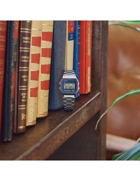 A158 vintage blue digital watch with a metal strap | Retro style