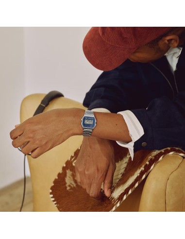 A158 vintage blue digital watch with a metal strap | Retro style