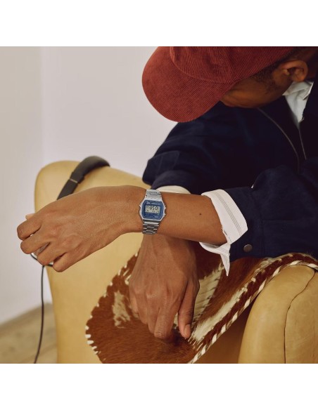 A158 vintage blue digital watch with a metal strap | Retro style