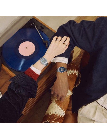 A158 vintage digital watch with a metal strap | Retro style