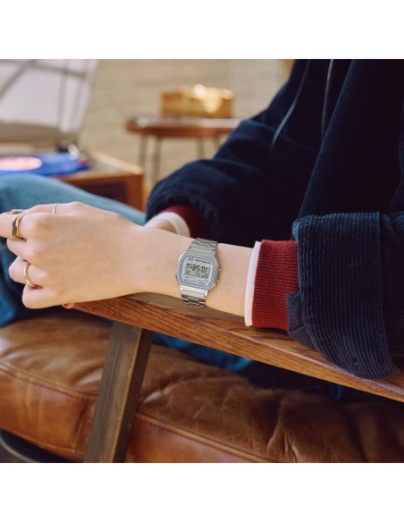 A158 vintage digital watch with a metal strap | Retro style