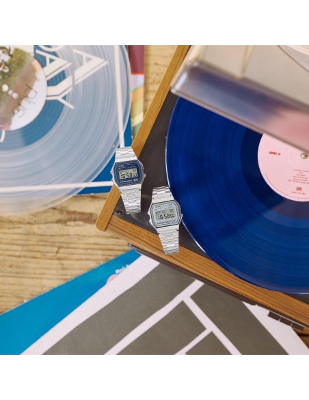 A158 vintage digital watch with a metal strap | Retro style