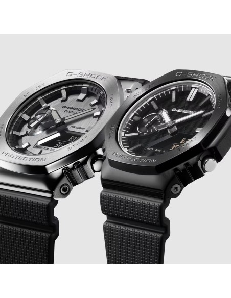 GM-2100LXB LUXE BLACK: a G-SHOCK watch with a sophisticated design, featuring a black metal bezel, gold detailing and a minimali